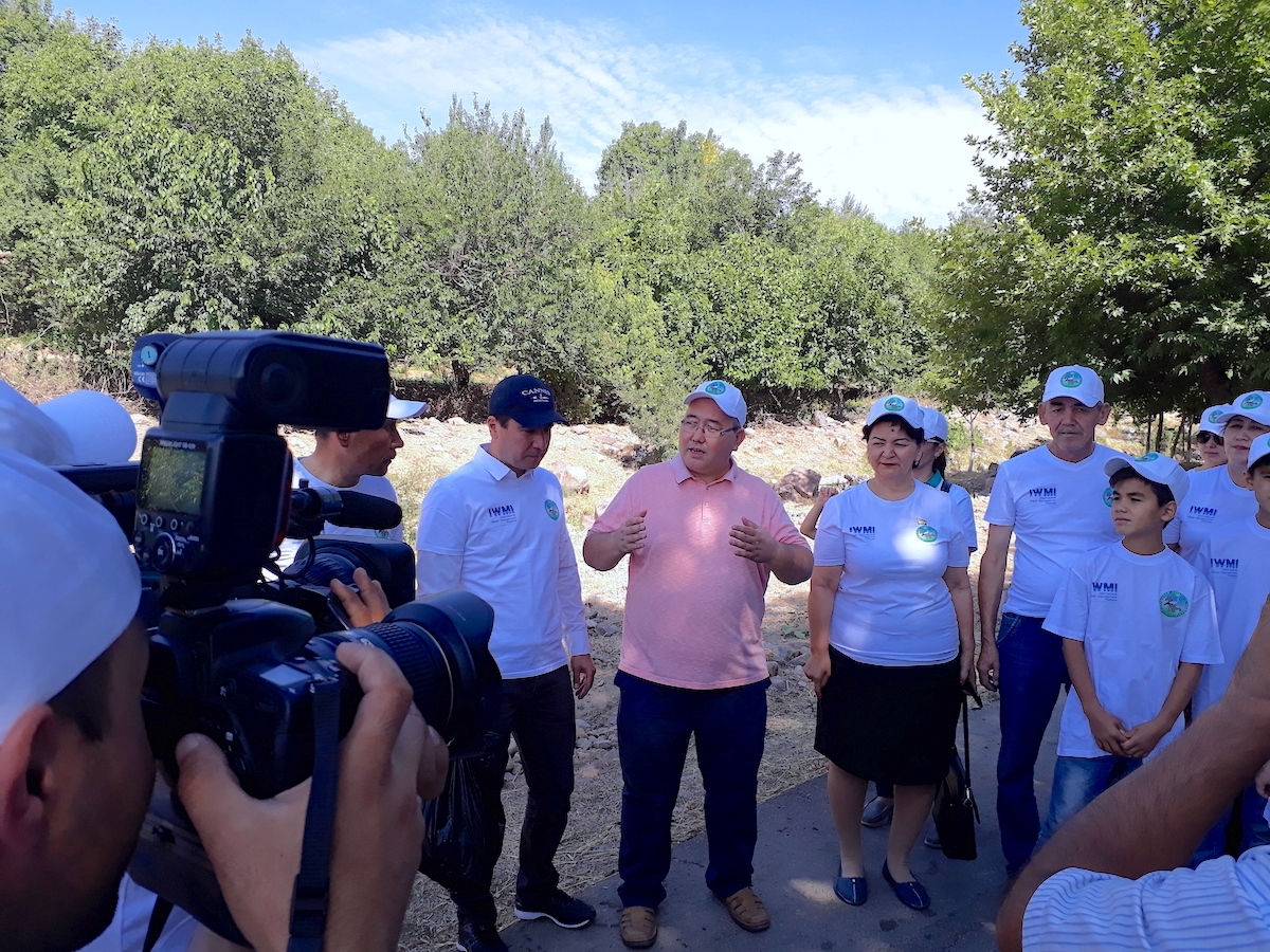 IWMI’s Kakhramon Djumaboev raising awareness for youth about the importance of saving water and maintaining a clean environment. Uzbekistan National News Agency