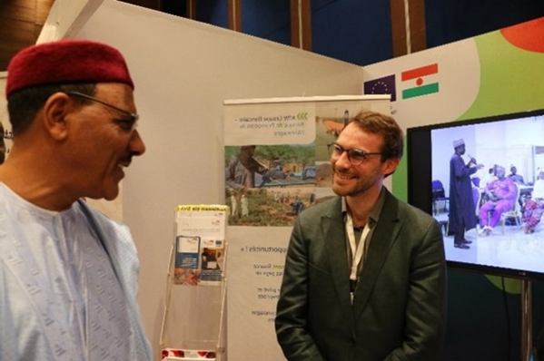 President Mohamed Bazoum of the Republic of Niger and Robert Kranefeld, Regional Coordinator of the Nexus Regional Dialogues Program (NRD) in the Niger Basin, engaged in a conversation at the German Pavilion.